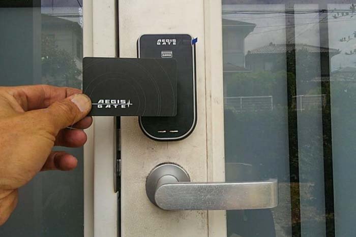 玄関扉、裏口扉、屋内の部屋の扉への新規かぎの取り付け、デジタルロック（暗証番号式・指紋認証式・非接触カード式ほか）の増設。滋賀鍵トラブルサービス